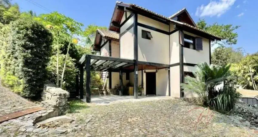 Casa residencial para Venda Granja Viana, Carapicuíba 3 dormitórios sendo 3 suítes, 3 salas, 1 banheiro, 3 vagas 183,31 m² construída, 343,73 m² terreno