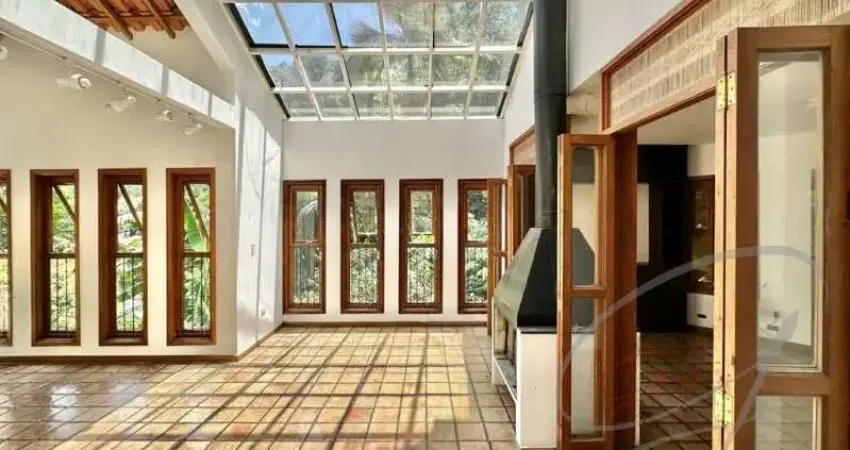 Casa residencial para Venda e Locação Condomínio Iolanda, Taboão da Serra 3 dormitórios sendo 1 suíte, 3 salas, 4 banheiros, 5 vagas 485,50 m² construída, 3.652,50 m² terreno