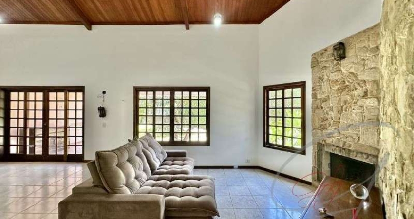 Casa residencial para Venda Granja Viana, Carapicuíba 3 dormitórios sendo 3 suítes, 3 banheiros, 8 vagas 255,13 m² construída, 1.546,75 m² terreno