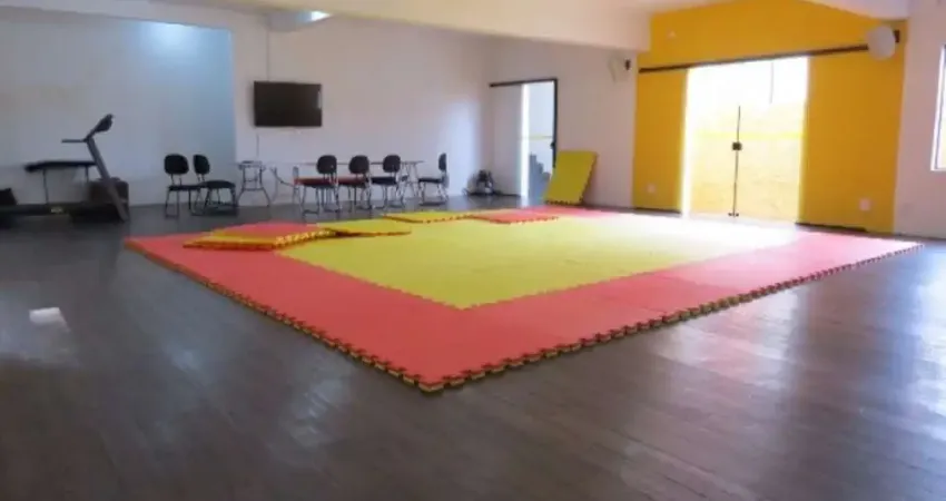 Imóvel comercial excepcional na Vila Yara, Osasco-SP: 5 quartos, 10 salas, 4 banheiros, 1 vaga de garagem - 600,00 m².