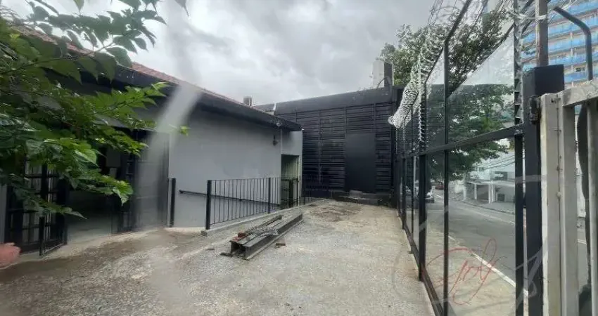 Excelente oportunidade de locação de uma CASA COMERCIAL ampla e bem localizada!