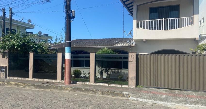 A venda casa com versatilidade no coração de Navegantes. Ideal para moradia ou  comércio.