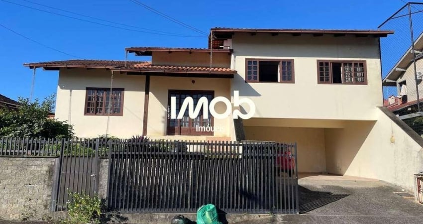 CASA COM 1 SUÍTE + 2 QUARTOS, VILA LENZI
