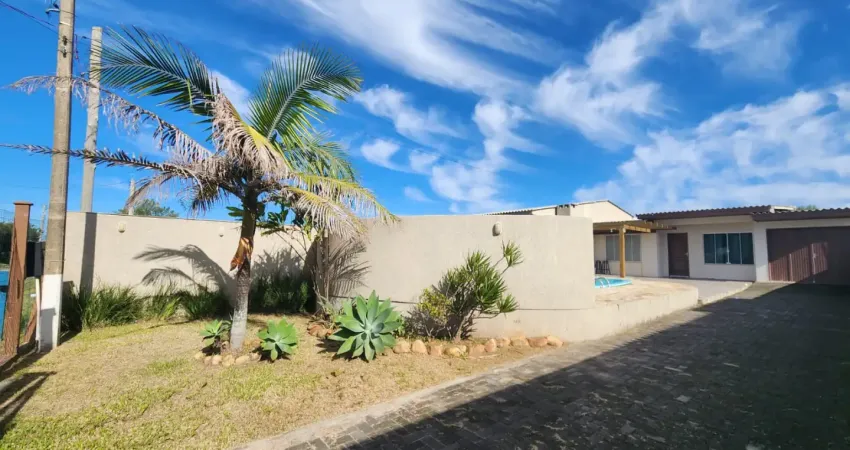 Casa linda com piscina perto do mar, centro - balneário pinhal