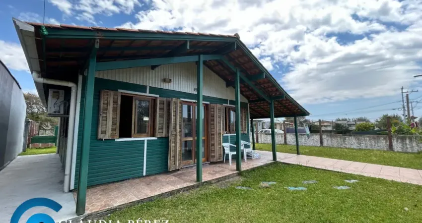 Chalé de madeira lindo no centro de balneário pinhal - oportunidade!