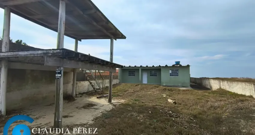 Casa beira mar, no centro de balneário pinhal, com mirante com vista para o mar