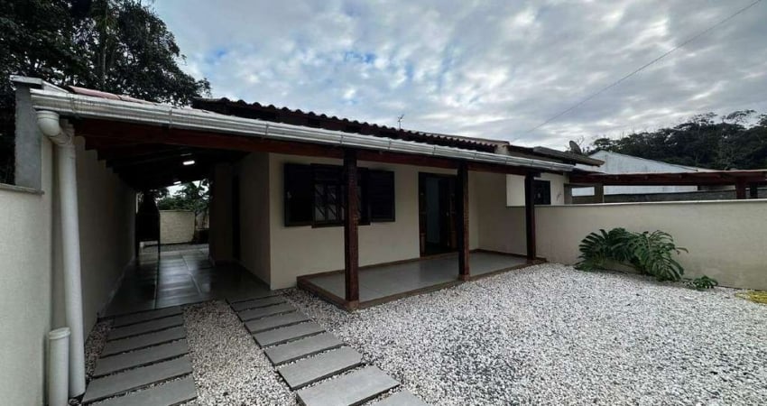 Casa com 2 quartos, churrasqueira e amplo terreno para locação anual no Quinta dos Açorianos em Barra Velha