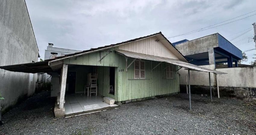 Casa com 4 quartos e amplo terreno para locação no Centro de Balneário Piçarras