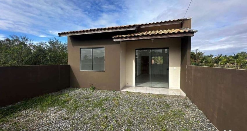 Casa com 2 dormitórios e terreno amplo para locação no bairro Vila Nova em Barra Velha