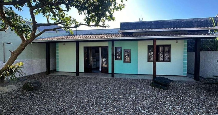 Casa com área de festas, um quarto e amplo terreno para locação anual – Itajuba, Barra Velha