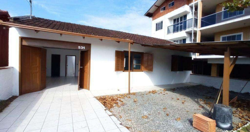 Casa Térrea com 3 Dormitórios, Suíte e Amplo Quintal a 600 Metros da Praia em Barra Velha