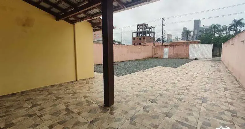 Casa com 3 dormitórios e amplo terreno para locação no bairro itacolomi em balneário piçarras