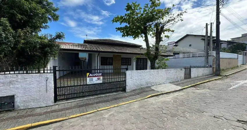 Casa com 3 dormitórios e amplo terreno para locação no bairro itajuba em barra velha