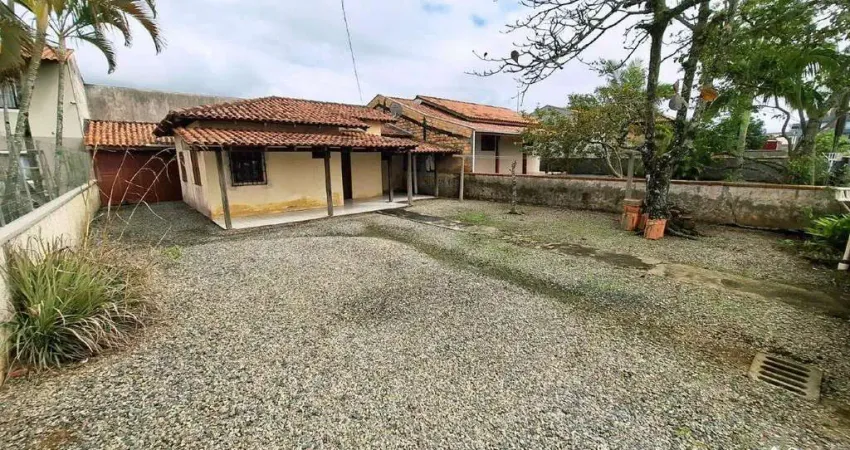 Casa a 150m da praia com 2 dormitórios e amplo quintal em itajuba, barra velha/sc