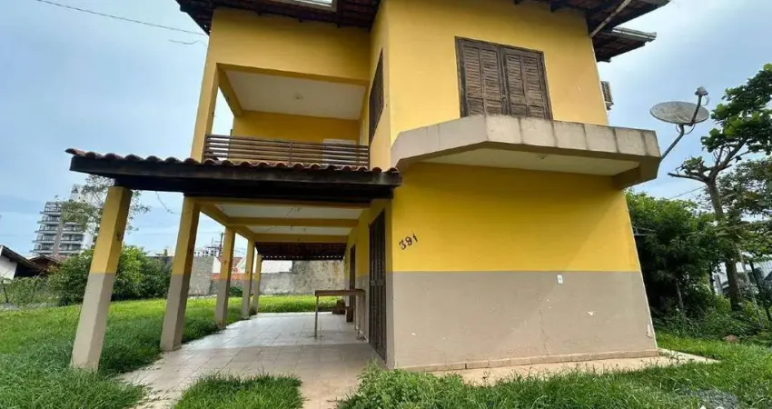 Sobrado com três quartos sendo uma suíte para locação anual no bairro itacolomi em balneário piçarras, próximo à praia