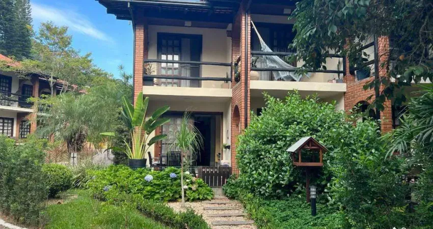 Duplex mobiliado pé-na-areia no estaleiro — exclusividade, sofisticação e natureza preservada