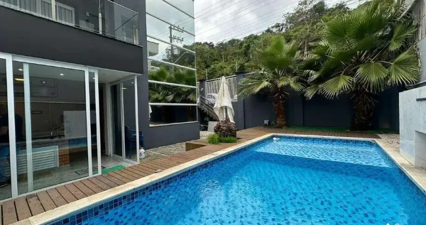 Sobrado alto padrão (locação anual) finamente mobiliado a poucos metros da praia do grant – barra velha/sc