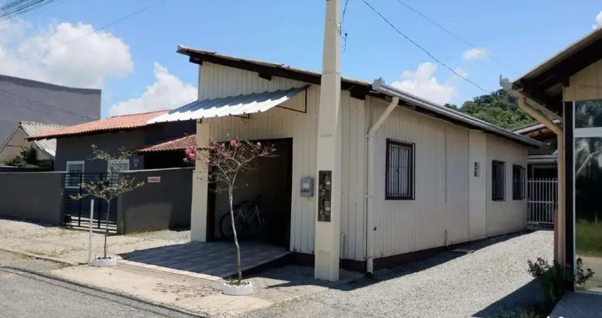 Casa mobiliada com 2 dormitórios para locação anual em ótima localização