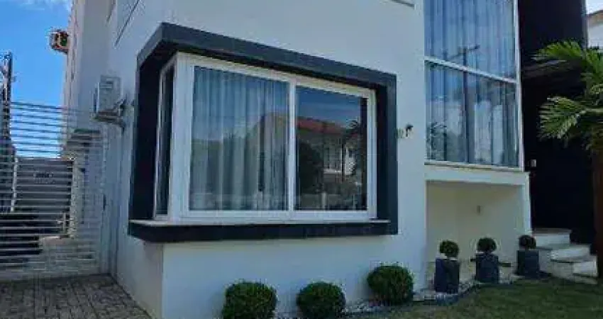 Sobrado Alto Padrão na Praia da Armação em Penha – Casa na Praia com Piscina e Terreno Amplo