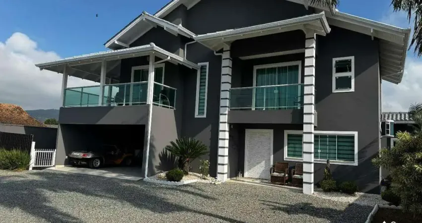 Casa de Alto Padrão com Acesso ao Rio e Saída para o Mar em Penha SC 3 Quartos Piscina e Deck Náutico