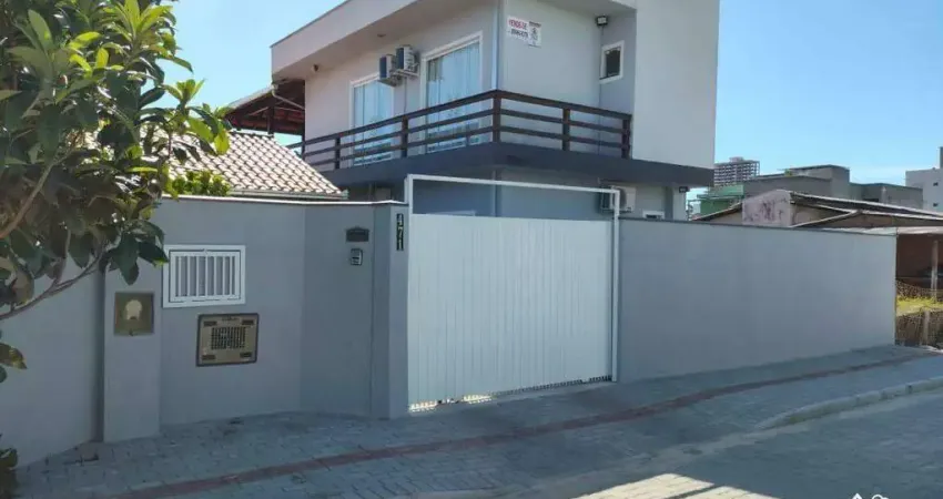 Casa Exclusiva com 4 Quartos (2 Suítes) e Ampla Área de Festas a 500 Metros da Praia em Itajuba – Barra Velha/SC