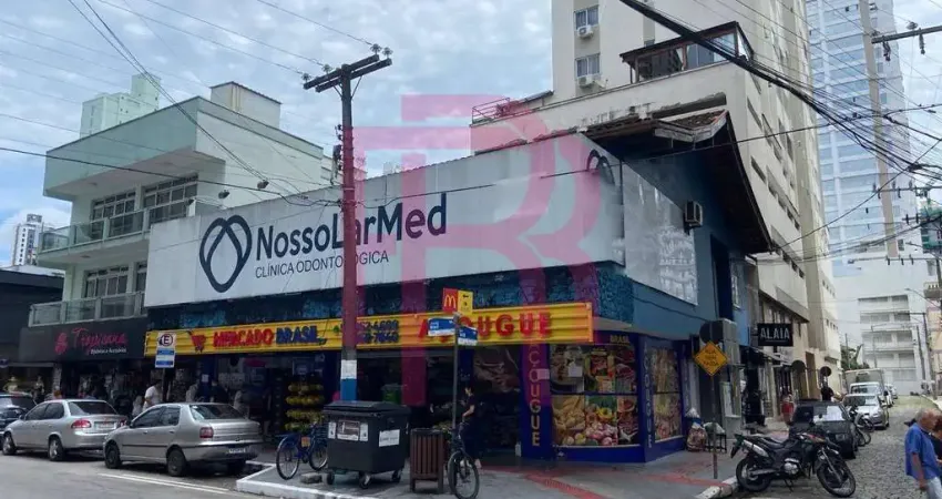 Sala comercial em piso superior para locação em Balneário Camboriú.