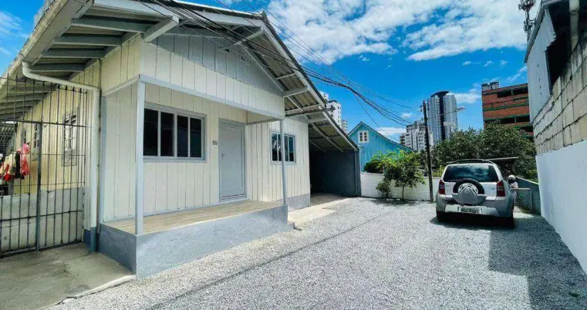 Casa com 3 quartos para alugar na Rua Joinville, Vila Nova, Blumenau