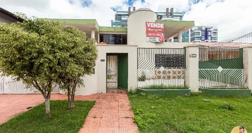 Casa para venda tem 829 metros quadrados com 7 quartos em Bacacheri - Curitiba - PR