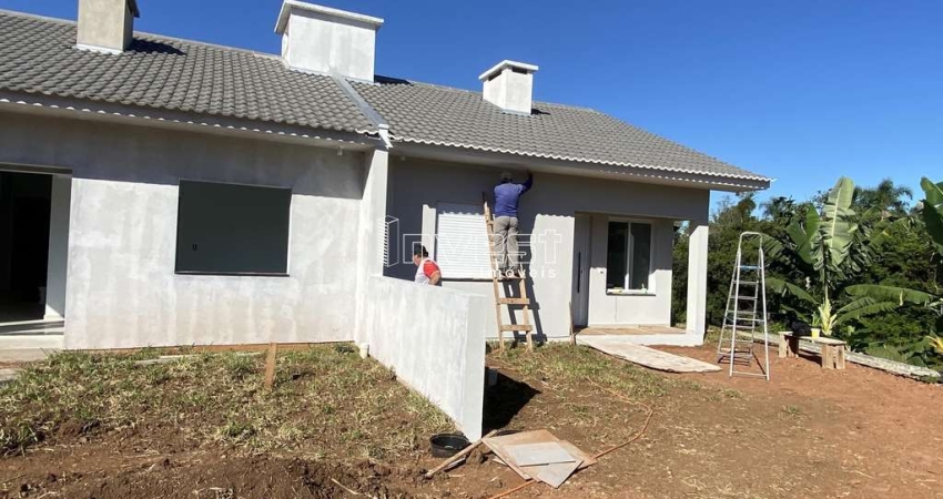 GEMINADO DE 02 DORMITÓRIOS E LAREIRA COM PÁTIO EM LINHA SANTA CRUZ EM SANTA CRUZ