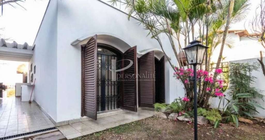 Casa á Venda, 250m2, 3 quartos, 4 banheiros, 3 vagas, jardim de inverno, sala de almoço, estilo med