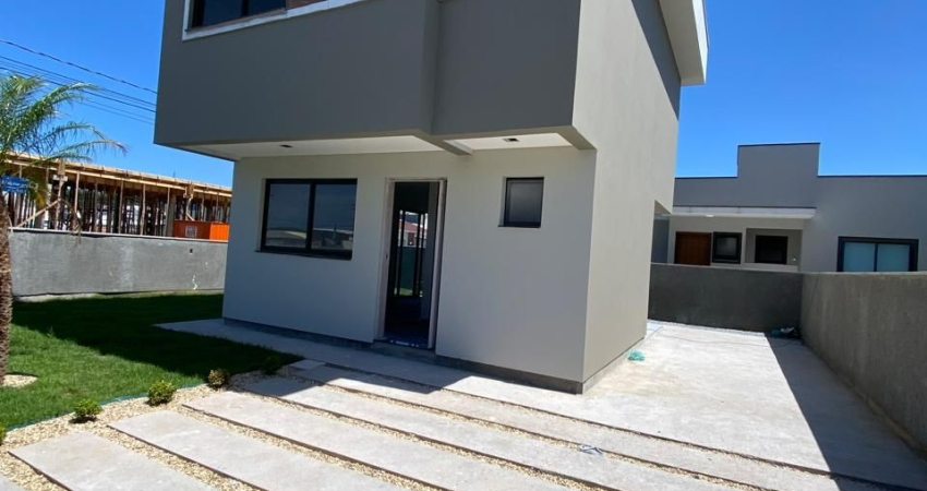 Casa Duplex com 03 dormitórios, 01 suíte.