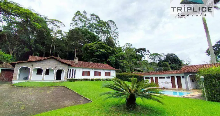 Casa com 4 quartos, 2 suítes, ampla área externa com lazer, campo e muito verde. 440m² de construção e 4.000m² de terreno. Bairro Novo Horizonte.