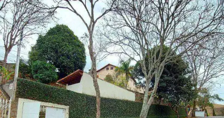 Terreno de esquina em localização privilegiada no Bairro Bom Clima. Todo murado, com edícula e pronto para construir. Oportunidade!