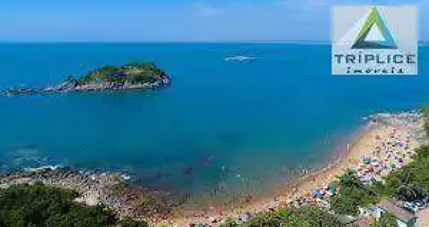 Casa e pousada em Rio das Ostras a 200m da praia Costazul em localização privilegiada com completa infraestrutura. Possui 9 suítes equipadas.