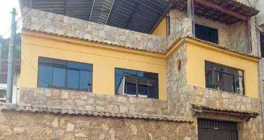 Casa ampla com 7 quartos, 3 suítes, dividida em 3 residências com 3 terraços, vista ampla, garagem. Acesso rápido ao centro. Oportunidade!