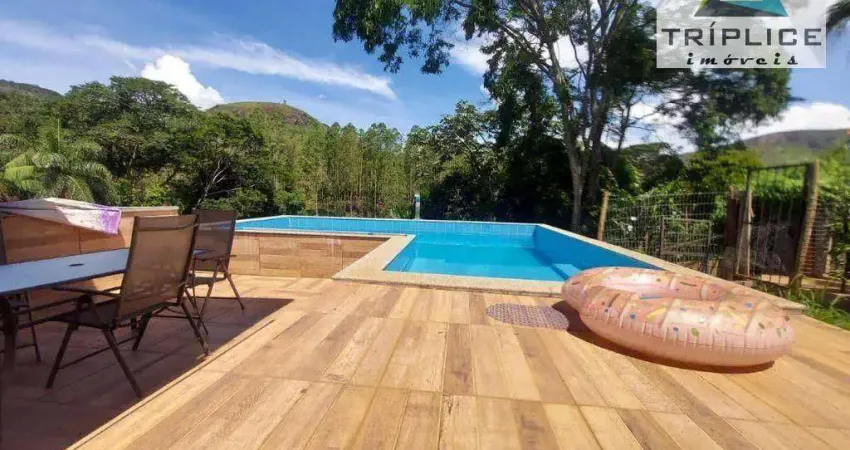 Casa 4 quartos com 2 suítes, salão 3 ambientes, área gourmet com piscina, quintal com horta e pomar. Condomínio fechado em meio à natureza.