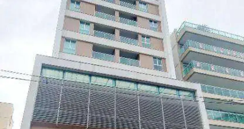 Apartamento Quarto e Sala com varanda, vaga livre numerada e elevador. Localização privilegiada com acesso fácil a comércios. Oportunidade!