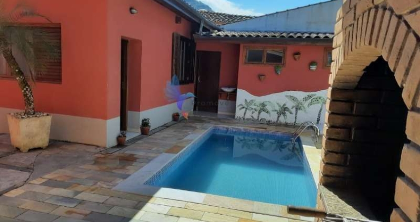 casa está localizada a apenas 200 metros do mar, permitindo que você desfrute da praia sempre que desejar.