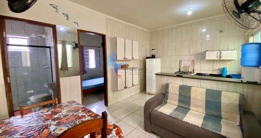 Apartamento no 1º andar com um lance de escadas está pronto para recebê-lo, com uma localização privilegiada que oferece fácil acesso às praias Grande