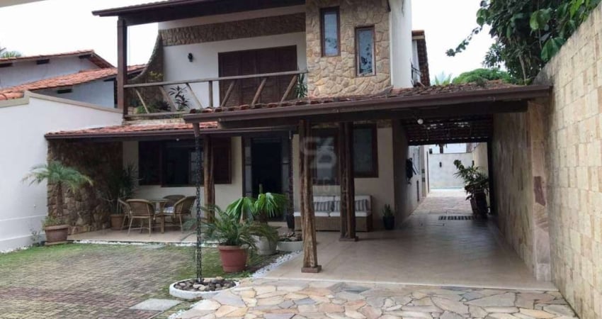 Belíssima casa duplex em Camboinhas com 4 quartos, piscina e churrasqueira.