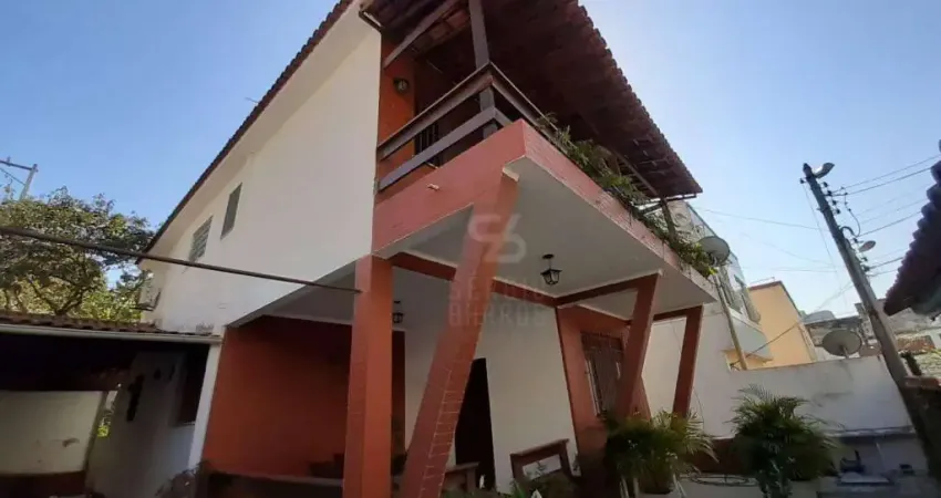 Casa Duplex em rua fechada, 3 quartos, 1 suíte, closet e hidromassagem, churrasqueira, 3 vagas.