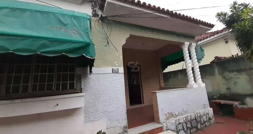 Casa linear, em terreno plano com 300m², toda ampla, 3 quartos.