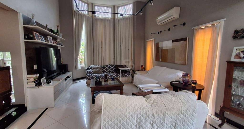 Casa duplex em Itacoatiara, com 3 quartos sendo 3 suítes, hidromassagem, na segunda quadra da praia, 2 vagas cobertas.