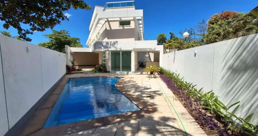 Casa triplex no picolé de Camboinhas com 4 suítes, fino acabamento, 3 vagas. Piscina e churrasqueira.