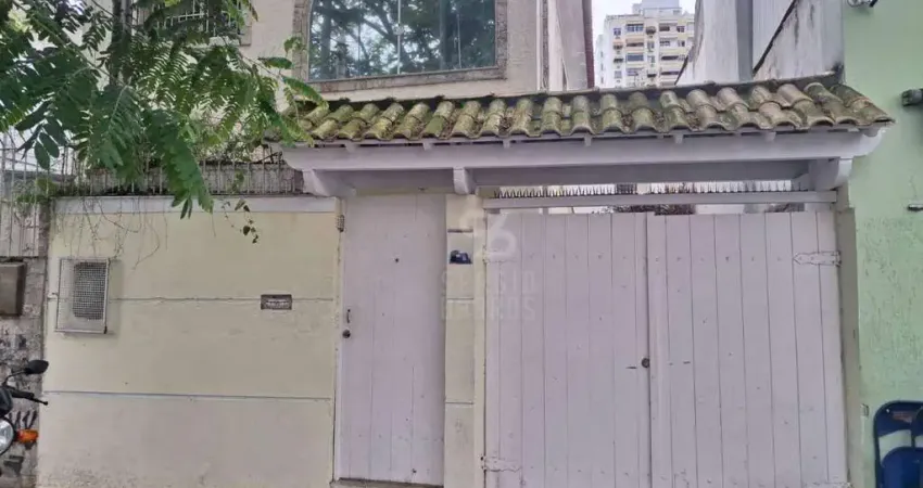 Casa térrea no centro, 3 quartos, reformada, pronta para morar, com garagem.