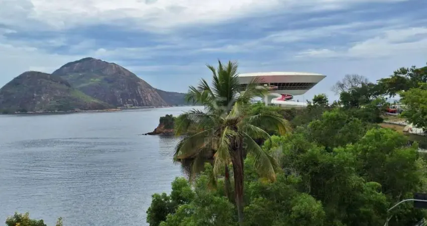 Apartamento de 2 quartos, 1 suíte, frente mar, vista para o MAC, vazio, todo montado, 1 vaga.