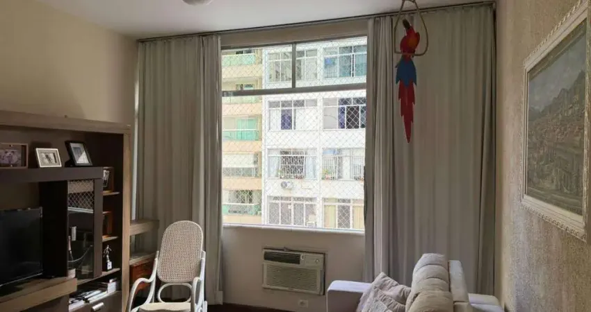 Apartamento de 2 quartos, 1 suíte na Praia de Icaraí, todo reformado, 1 vaga.