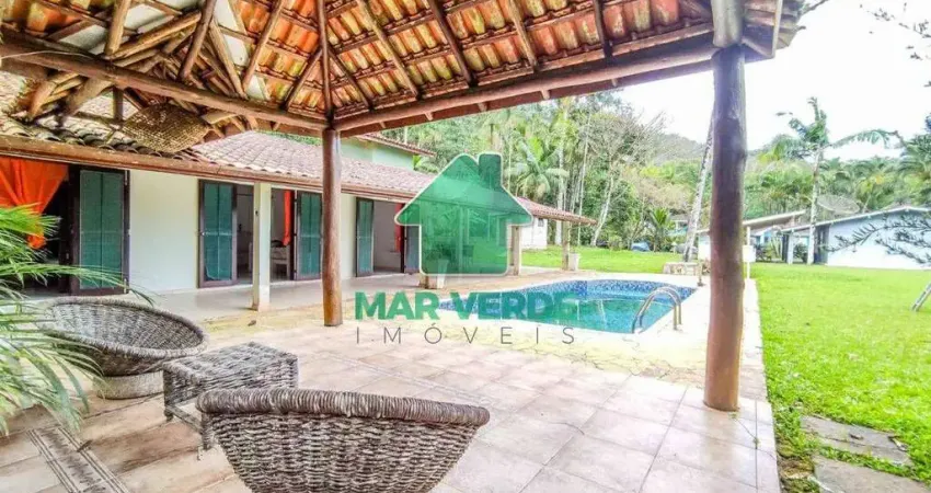 Casa com 4 lotes e 5 dormitórios e piscina em condomínio exclusivo no mar verde i