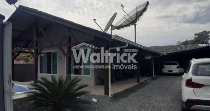 Casa Localizada no Bairro de Armação á 900 Metros da Praia.