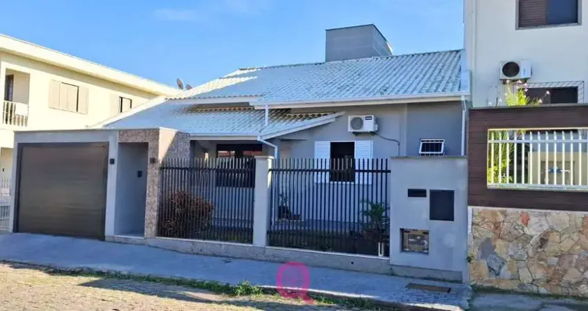 Casa SEMIMOBILIADA disponível para venda no Bairro de Oficinas.